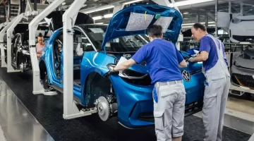 فولكس واجن تتراجع عن خطط تطوير مصنع أوروبي للبطاريات الكهربائية في ظل تدهور الطلب على السيارات الكهربائية