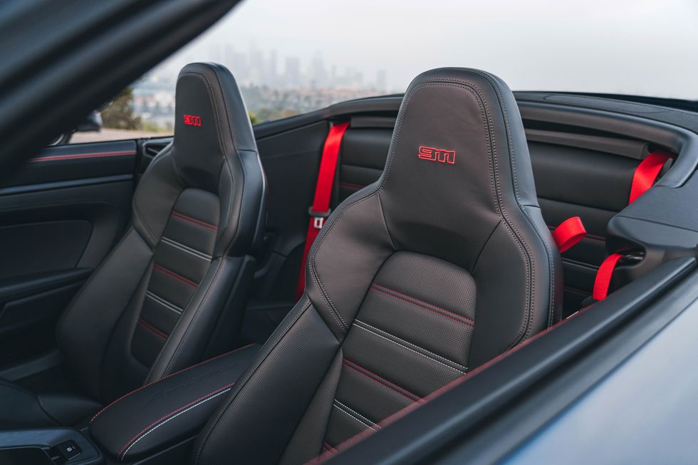 بورش 911 2023 كابريوليه الإصدار 70 6 المقاعد الرياضية في سيارات بورش 911 | مقال عربي