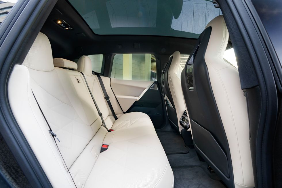 مقاعد خلفية كهربائية BMW IX | مقال عربي