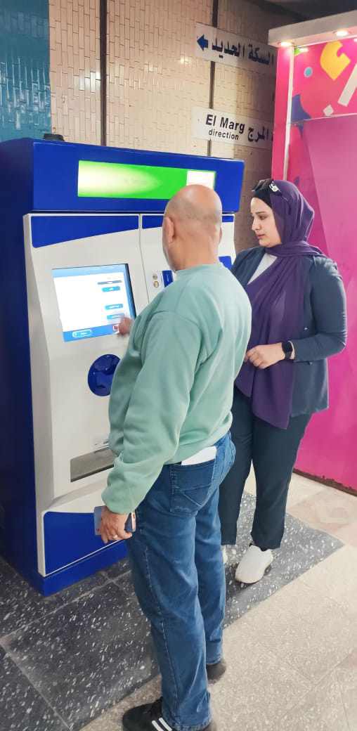 المترو يوفر موظفين لإرشاد الركاب على طرق استخدام صراف التذاكر الآلي