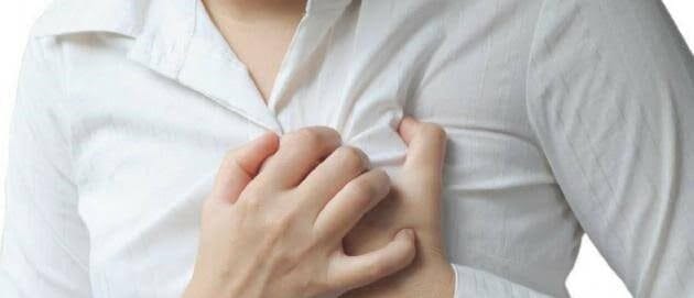 ألم في الجهة اليسرى فوق الثدي