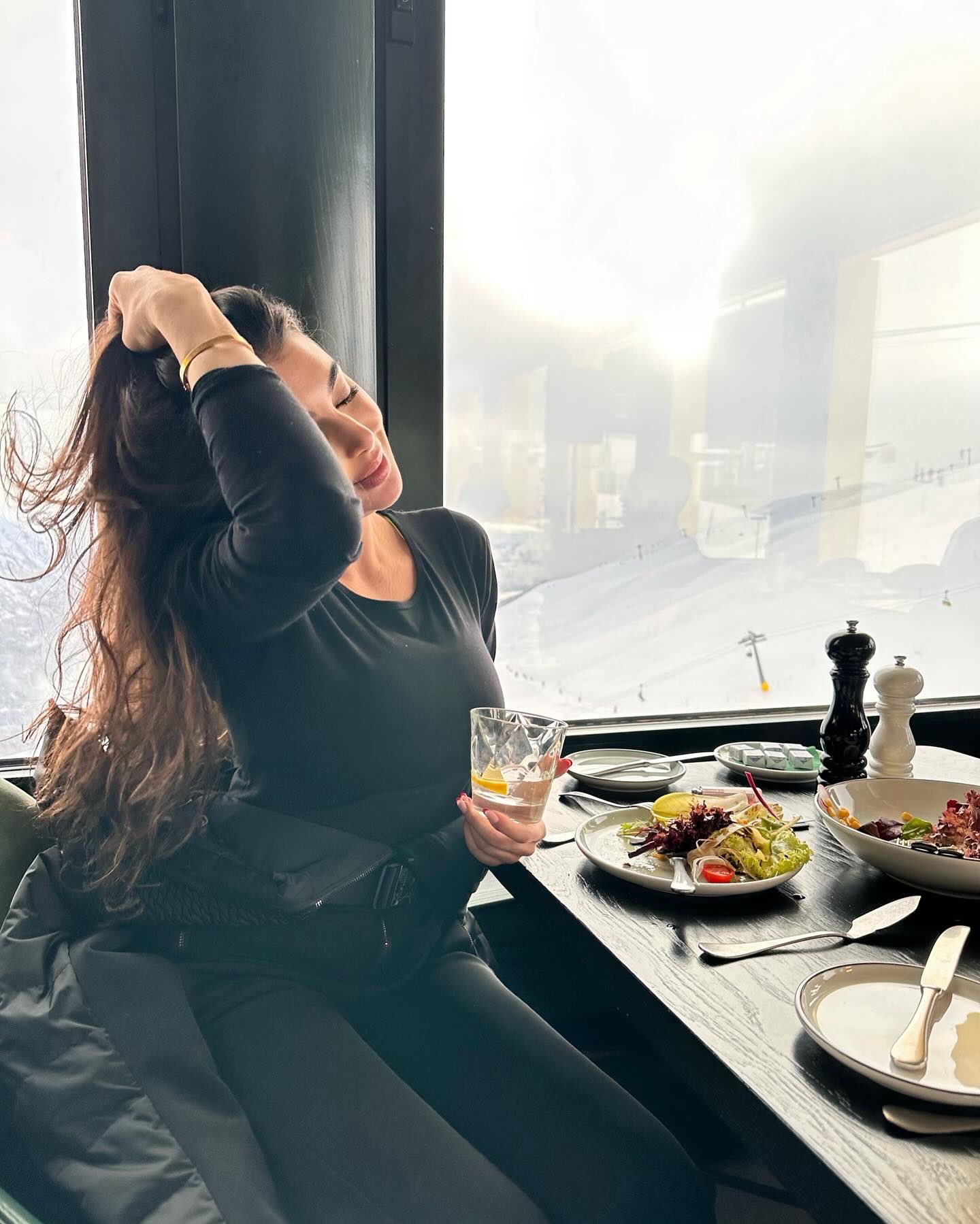 ياسمين صبري تتألق بالأسود في أحدث ظهور لها