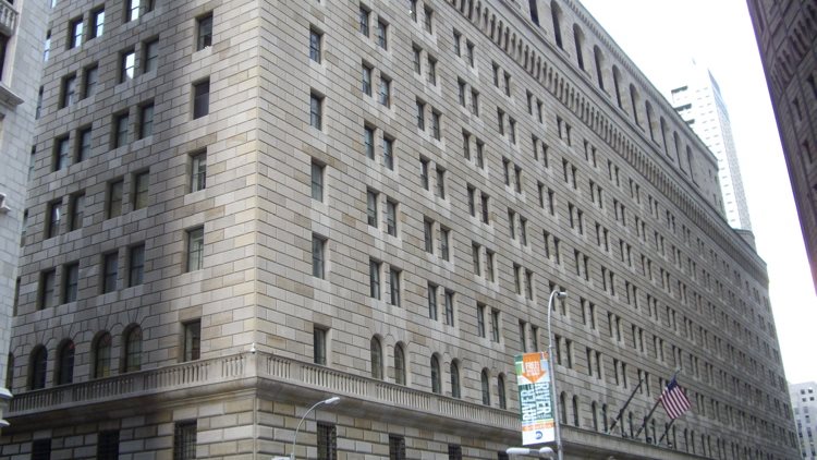 قرار يربك الدولار خلال ساعات، خبير يكشف سيناريوهات الفيدرالي الأمريكي حول الفائدة