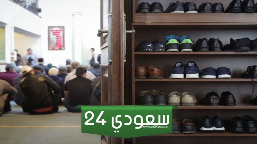 لص يسرق أحذية المصلين في المسجد أمام الكاميرا