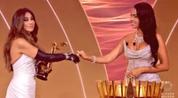 شاهد جورجينا تسلم نجوى كرم جائزة خلال حفل Joy Awards في الرياض