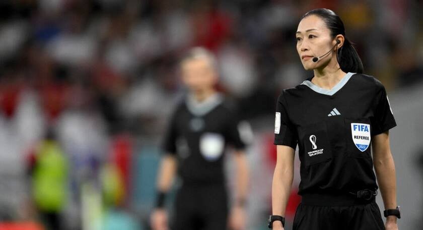الحكم اليابانية يوشيمي ياماشيتا كأول امرأة تدير مباراة في نهائيات كأس آسيا