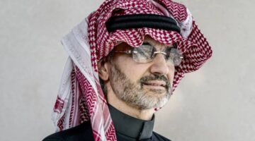 شاهد الأمير الوليد بن طلال لمشجع اتحادي: أعطيك جائزة وتشجع الهلال؟.. والأخير يرد