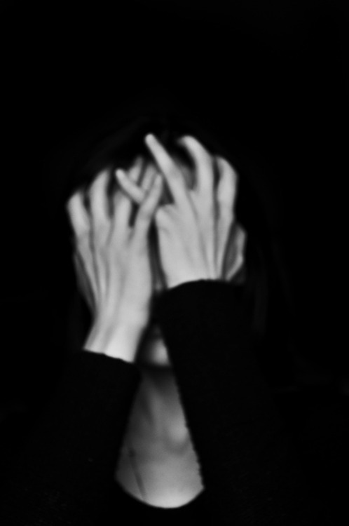 صور بنات حزينة ابيض واسود 7 صور بنات حزينة ابيض واسود 6