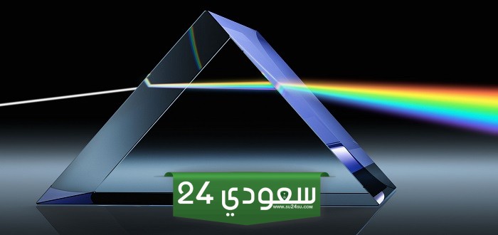 ماهي الصفات التي تجمع بين الهرم الخماسي والمنشور الثلاثي؟