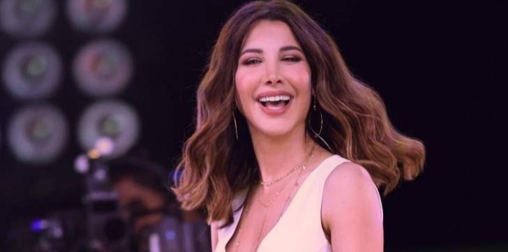 شاهد نانسي عجرم تطلب من طفلة الغناء معها “صح صح” على المسرح في موسم الدرعية