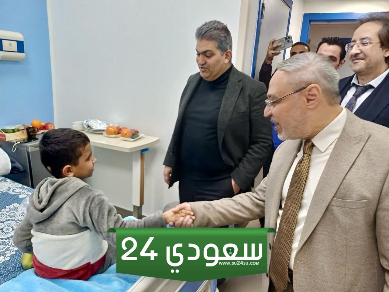 رئيس جامعة طنطا يزور مصابى غزة فى المستشفيات