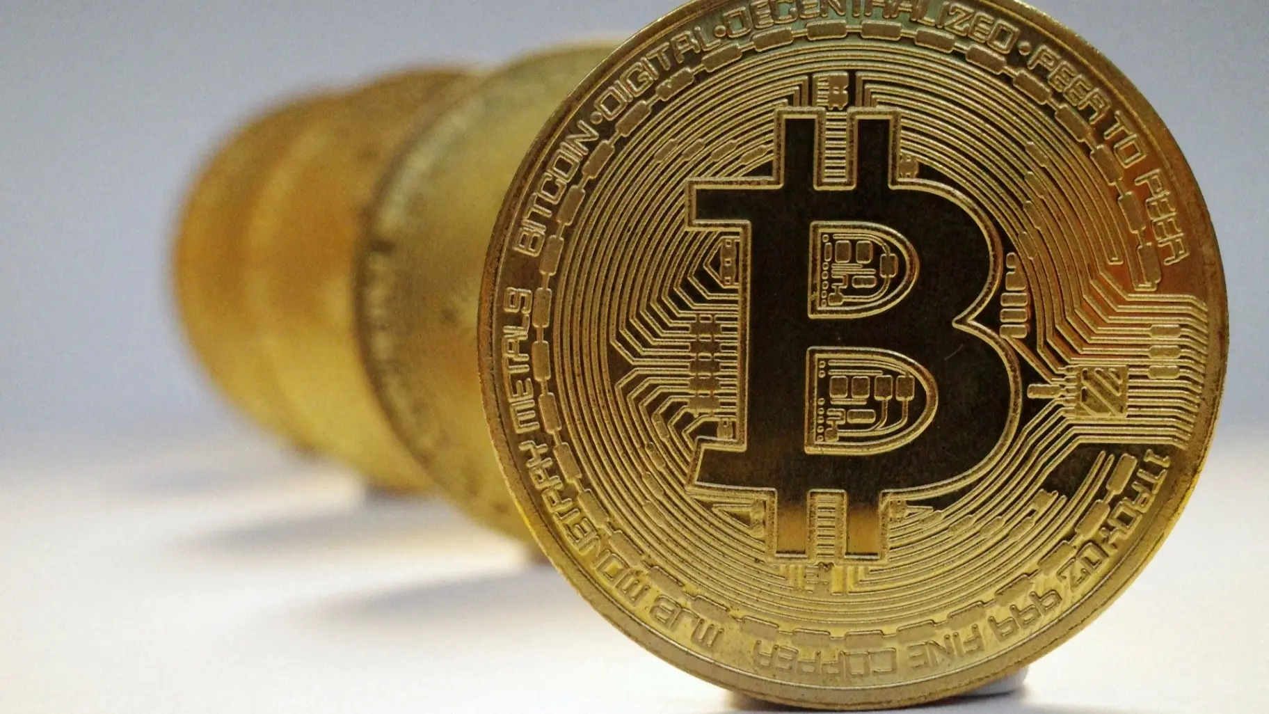 البيتكوين تصل إلى 65 ألف دولار