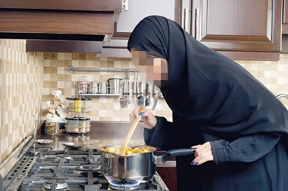 سعودية تركب كاميرا في المطبخ