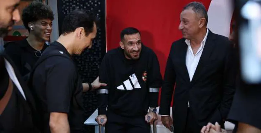 أول ظهور لـ علي معلول بعد إصابته الخطيرة أمام الترجي: «استعان بعكازين»