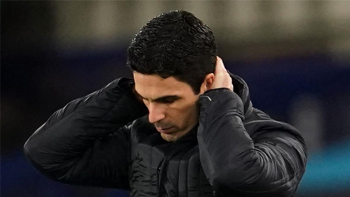 لاعب آرسنال يغادر مباراة النرويج والنمسا باكيًا للإصابة