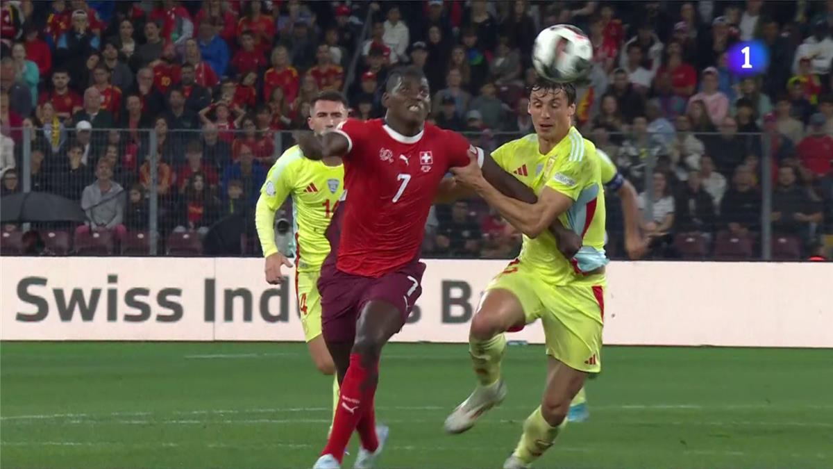 لو نورماند يقدم خدمة كبرى لـ برشلونة بعد طرده في مباراة إسبانيا وسويسرا